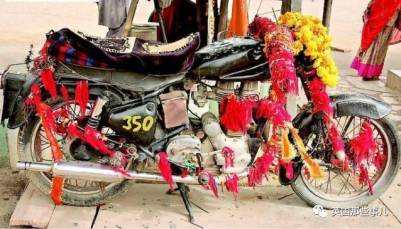 一舉封神，這輛被無數印度人磕頭膜拜保平安摩托車…它的故事，成了玄幻...