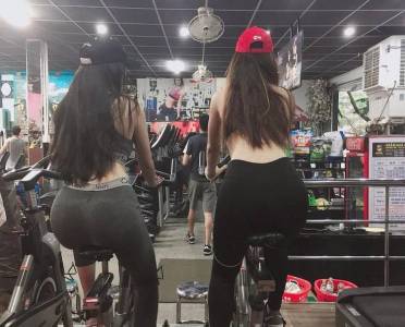 2 個越南妹子上健身房運動，其中 1 個卻搞出「上身失蹤」 但一切都沒有她「肉感轉身」來的扯！