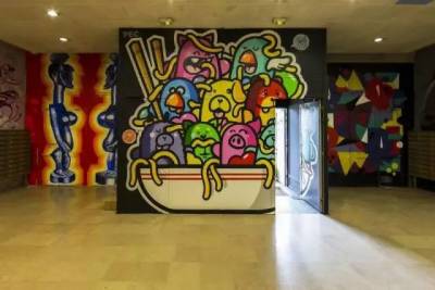 100個塗鴉藝術家用三個星期把學生宿舍變了一個樣，出來的效果簡直驚呆...