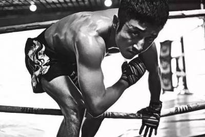 大陸拳王鄒市明霸氣回應日本木村翔選手，拳力以赴，衛冕之路是用石頭般的拳頭打出來的！