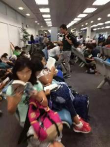 洛杉磯機場外的中國學生vs日本學生，這兩張圖被轉瘋了