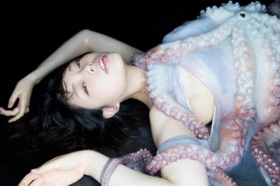 熱愛觸手的她決定「用活生生的章魚」拍出「究級幻想」誘惑照。當畫面拍到她被纏繞的下半身...