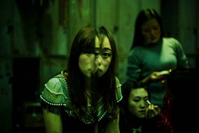 他拍下香港「地下俱樂部」最黑暗的角落，張張拍出「少女的血淚」，佯裝笑容以肉換錢的悲劇...