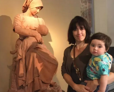 這個媽媽在博物館裡給孩子餵奶，被博物館要求把胸部遮住，忍不住就反懟了...