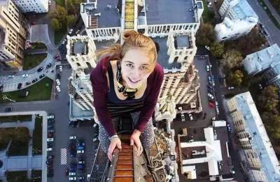 她徒手爬上世界第一高樓，在幾百米高空拍照練瑜伽，美到讓所有人嚇破膽！