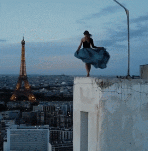 她徒手爬上世界第一高樓，在幾百米高空拍照練瑜伽，美到讓所有人嚇破膽！