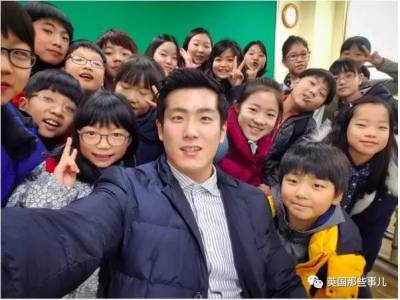 這位韓國小學老師，在學生面前是位好好老師，沒想到下班脫光衣服後竟然...