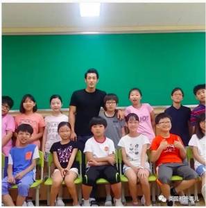 這位韓國小學老師，在學生面前是位好好老師，沒想到下班脫光衣服後竟然...