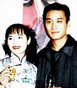 他是香港黑幫大哥，拍過禁片，擺過地攤，身邊美女如雲卻獨寵「醜妻」 30年
