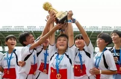 這群15歲就會結婚的女孩，一邊撿垃圾一邊踢球，竟連續三年勇奪世界冠軍！