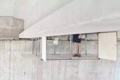 這個80後小伙花費2週時間在天橋底下造了個違章建築，卻吸引了無數人搶著去住！