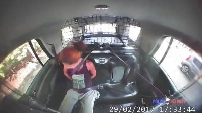 年輕女子被警察抓住後解開手銬偷走警車狂飆...這真人GTA啊！？