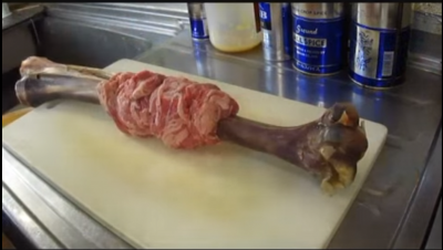 《航海王》魯夫的最愛「巨無霸雞腿肉」，居然有人真的做出來啦！1分40秒「肉汁狂噴」的樣子已經口水滴滿地了！