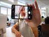 實力「坑爹」:女兒秀出未發售的iPhone X,老爸卻因此丟了工作