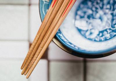 筷子在國外早已成了潮流奢侈品！一副6000塊，Supreme，LV，愛馬仕搶着做，一夜價格翻三倍……