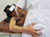 一邊戴着VR眼鏡看小色片,一邊找人馬殺雞,這個日本男人去試了一下,一切已經回不去了...