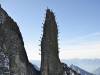 28名登山者定格阿爾卑斯山峰形如尖針刺入
