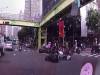 小屁孩騎車亂鑽 撞車騎士倒一片