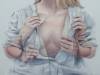 女孩子輕輕撩起裙擺的美麗模樣