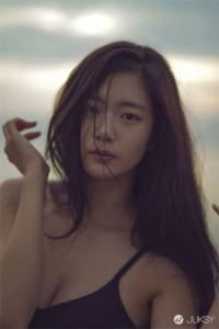 「全球第 2 美女神」 Clara 新歌 MV 展露火辣好身材
