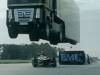 破金氏世界紀錄 F1生死一瞬間鑽過飛躍的大卡車底部！！