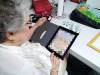 幫84歲阿嬤買了一台iPad。結果她在上面畫了....