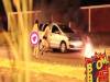 2女1男深夜街頭車震 路人放煙花惡搞嚇得3人逃竄