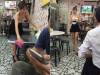 「鮮辣南洋風!」板橋越南美味老闆娘爆乳上菜 網友直呼好逼人!