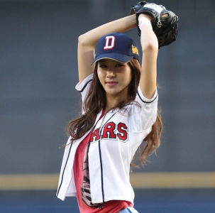 南韓美女職棒開球，回家看電視後差點崩潰！因為她在丟球時竟然不小心把....給拿出來見人了！