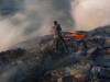 攝影師距火山口僅一米處拍完美噴發照
