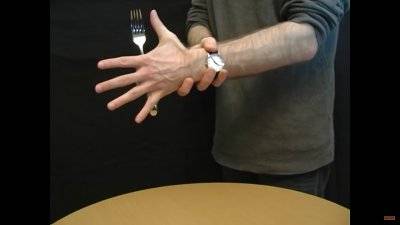 教你10個朋友聚會的神奇魔術,看到「紙杯漂浮術」的秘密讓我噴飯了