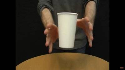 教你10個朋友聚會的神奇魔術,看到「紙杯漂浮術」的秘密讓我噴飯了