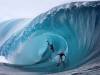 職業衝浪選手追逐巨型海浪驚險瞬間