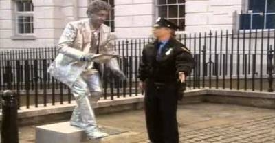 史上最誇張！警察準備驅趕街頭藝人的表演，沒想到下一秒「雕像」居然「這麼做」...徹底嚇壞整條街的人！